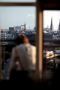 Sommerfest auf Rooftop mit Blick auf die Innenstadt und die Alster in Hamburg Eventfotografin in der Sturmfreien Bude EBF Studios