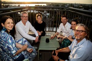 Sommerfest auf Rooftop mit Blick auf die Innenstadt und die Alster in Hamburg Eventfotografin in der Sturmfreien Bude EBF Studios