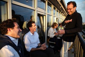 Sommerfest auf Rooftop mit Blick auf die Innenstadt und die Alster in Hamburg Eventfotografin in der Sturmfreien Bude EBF Studios