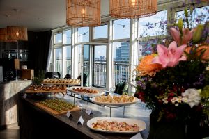 Sommerfest auf Rooftop mit Blick auf die Innenstadt und die Alster in Hamburg Eventfotografin in der Sturmfreien Bude EBF Studios