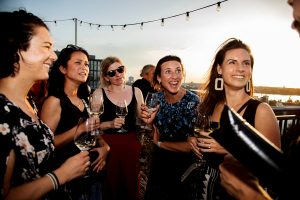 Sommerfest auf Rooftop mit Blick auf die Innenstadt und die Alster in Hamburg Eventfotografin in der Sturmfreien Bude EBF Studios