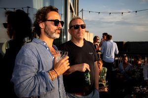 Sommerfest auf Rooftop mit Blick auf die Innenstadt und die Alster in Hamburg Eventfotografin in der Sturmfreien Bude EBF Studios