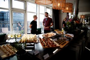 Sommerfest auf Rooftop mit Blick auf die Innenstadt und die Alster in Hamburg Eventfotografin in der Sturmfreien Bude EBF Studios